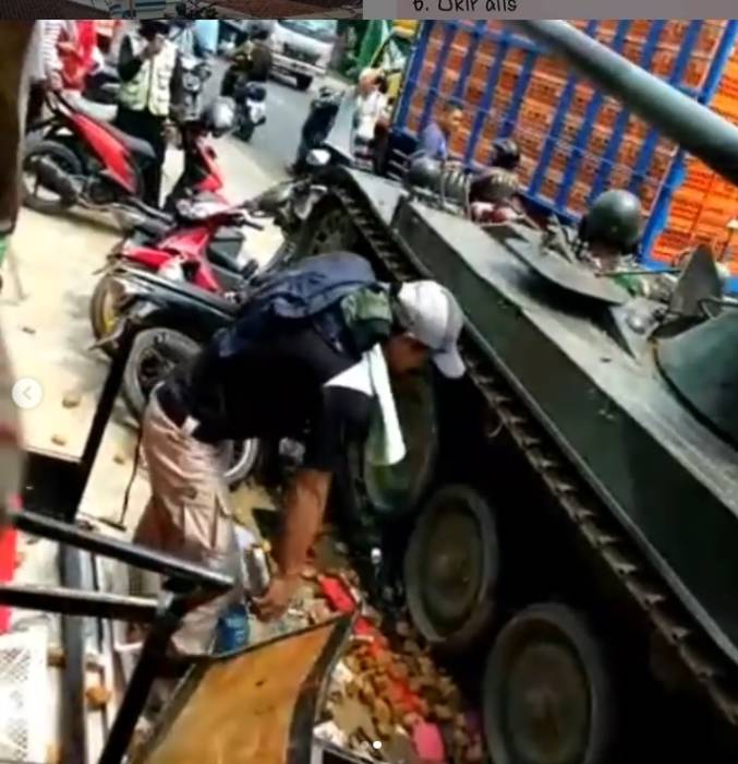 Hilang Kendali, Tank Milik TNI Tabrak Gerobak Gorengan dan Lindas Motor Warga