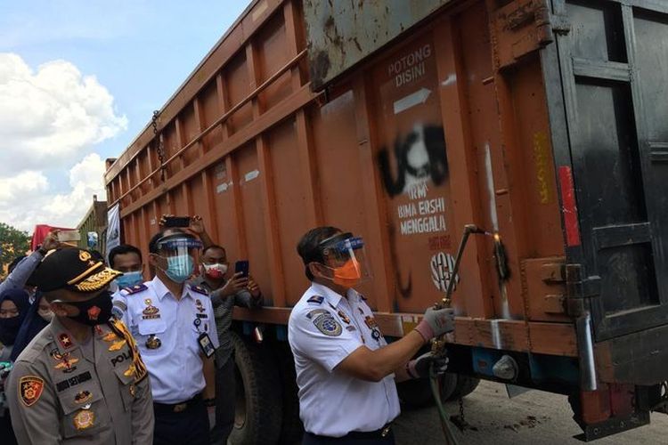 Kemenhub Potong 4 Truk ODOL di Pekanbaru Riau