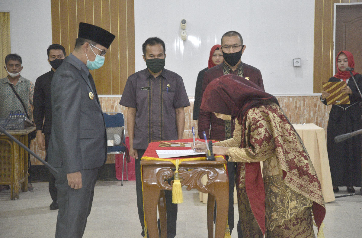 Walikota Deri Asta Lantik Sekda Perempuan Pertama di Sawahlunto       