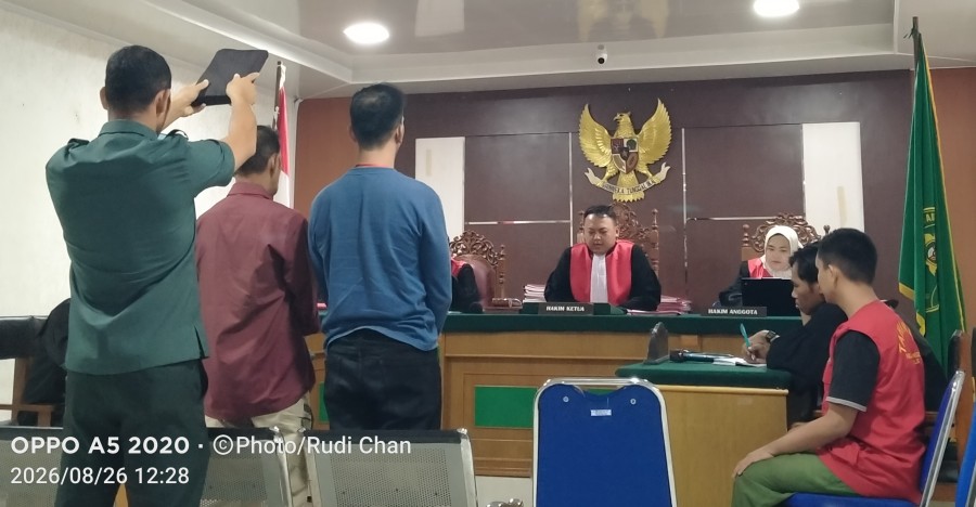Sidang Pengeroyokan di Bengkalis, CCTV Rekam Pria Berkaos Merah Ikut Pukul Korban
