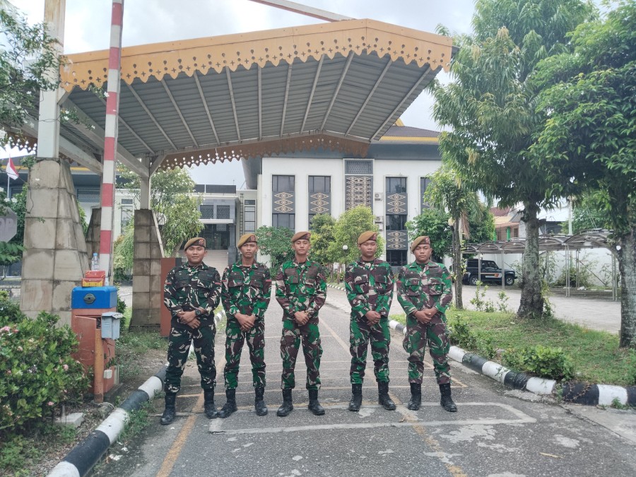 Pagar Ditutup, Kantor DPRD Pekanbaru Dijaga Ketat TNI