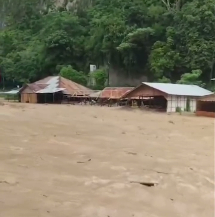Banjir Lumpur Terjang Ngarai Sianok, Warga Mengungsi