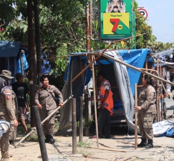 Trotoar Kembali untuk Pejalan Kaki, Puluhan PKL di Jalan Soebrantas Ditertibkan