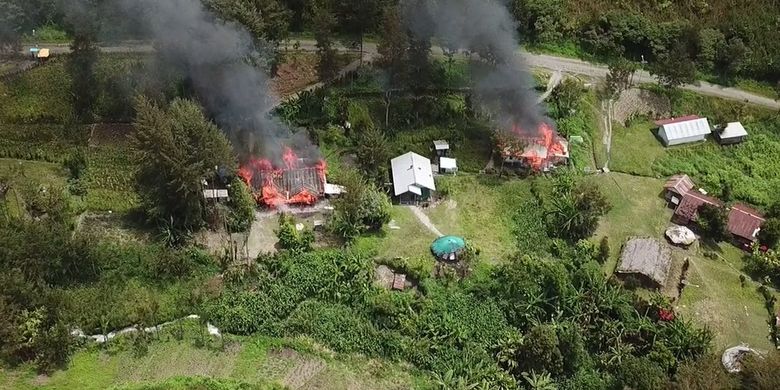 Makin Brutal, KKB Bakar Sekolah hingga Puskesmas di Distrik Ilaga Papua 