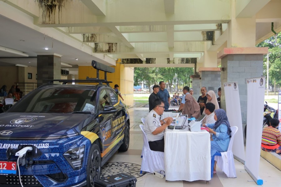 Ikuti Arahan Presiden, Imigrasi Siak Permudah Pembuatan Paspor dengan Mobil Layanan Listrik