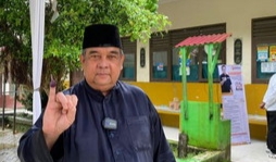 Coblos di TPS 2 Tenayan Raya, Edy Natar Ajak Warga Salurkan Hak Pilih