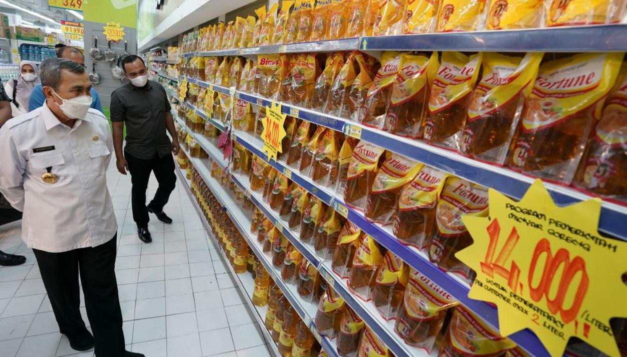 Diduga ada Kecurangan, Gubri Minta Polda Riau Awasi Distribusi Minyak Goreng