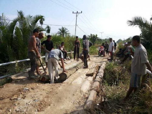 Banyak Rusak, Pemprov Riau Perbaiki Jembatan di Inhil Secara Bertahap