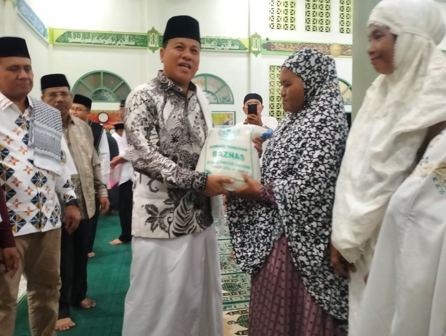 Taat Ibadah ke Masjid, M Yunus Dihadiahi Umroh Gratis oleh Bupati Kuansing
