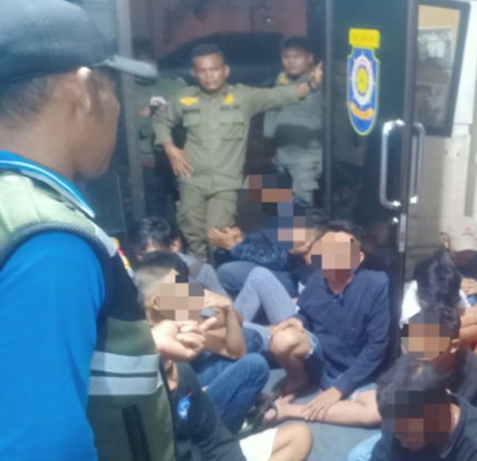 Satpol PP Pekanbaru Amankan 57 Pasangan LGBT di Sebuah Wisma