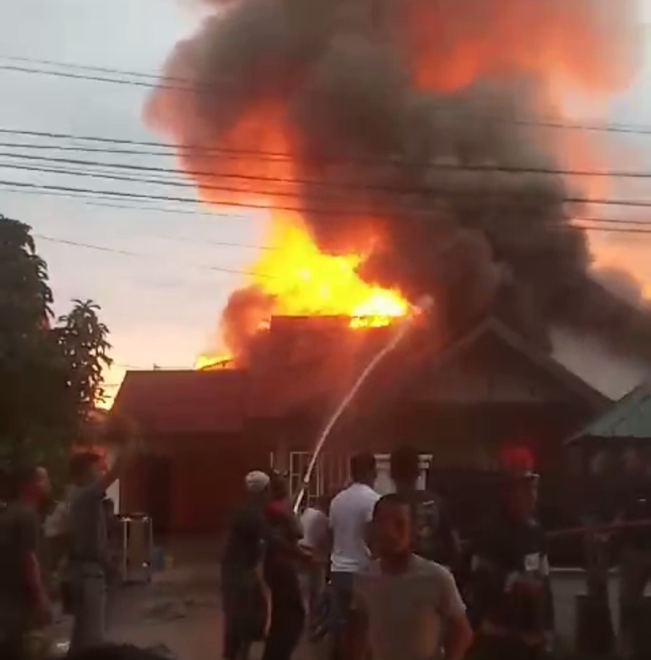 Si Jago Merah Mengamuk, Hanguskan Rumah Kadiskes Inhil