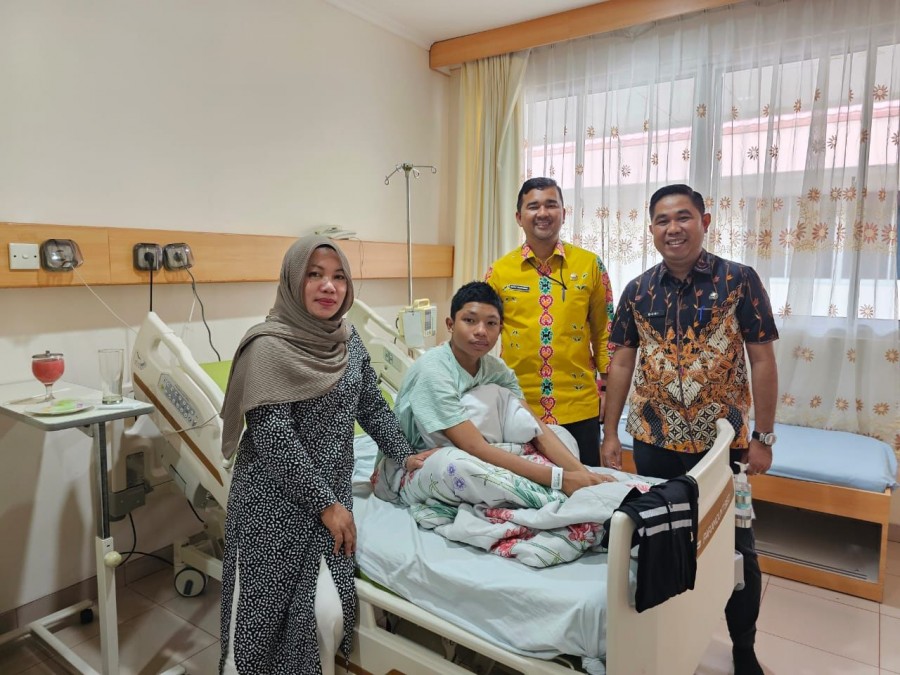 Kadispora Riau Jenguk Korban Pemukulan Turnamen Futsal Pelajar