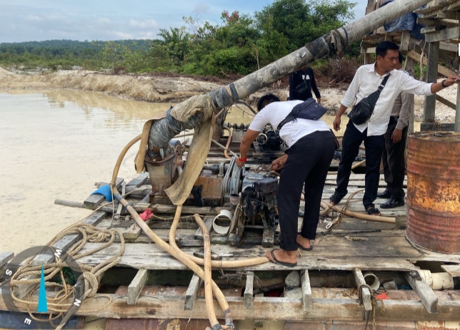 Polsek Singingi Musnahkan Dua Rakit PETI di Kebun Lado