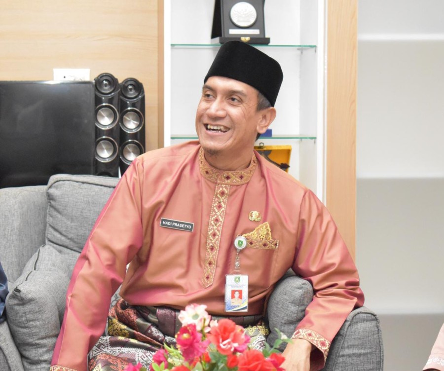 Dirgahayu ke-80 RI, Dinas Pendidikan Bengkalis Bagikan Bendera Gratis