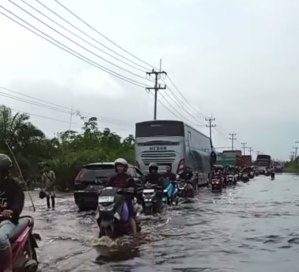 Banjir di Jalintim Pelalawan Mulai Surut, Lalu Lintas Kembali Lancar