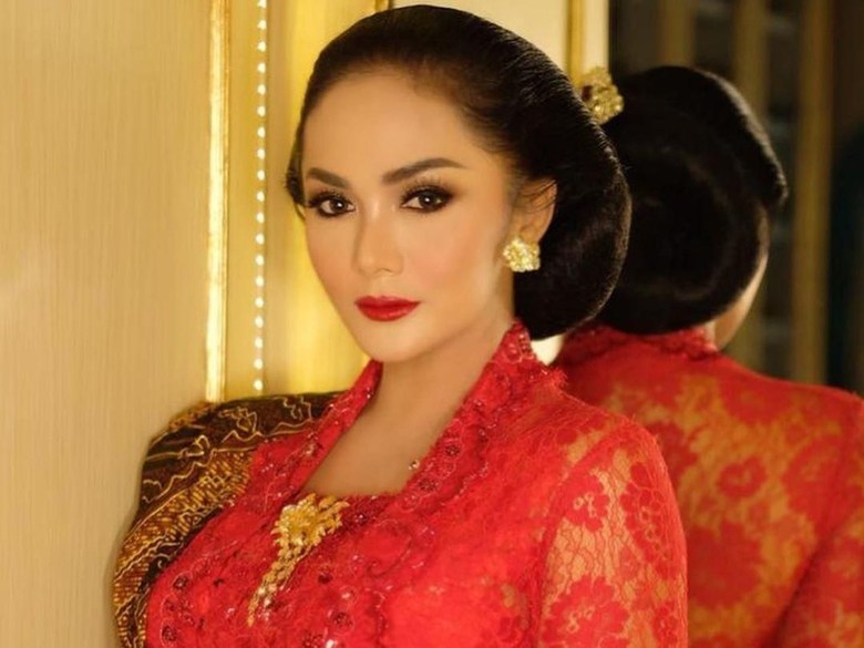 Pelantikan DPR RI, Krisdayanti Gunakan Kebaya Merah dan Selendang Batik