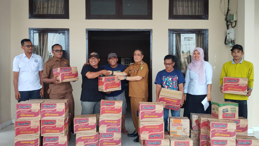 Camat Kuantan Hilir Serahkan Bantuan pada Korban Banjir di 4 Desa