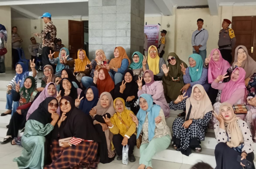 Menang Dramatis di Siak, Pendukung Dr.Afni Tumpah Ruah Kawal Pleno Kecamatan