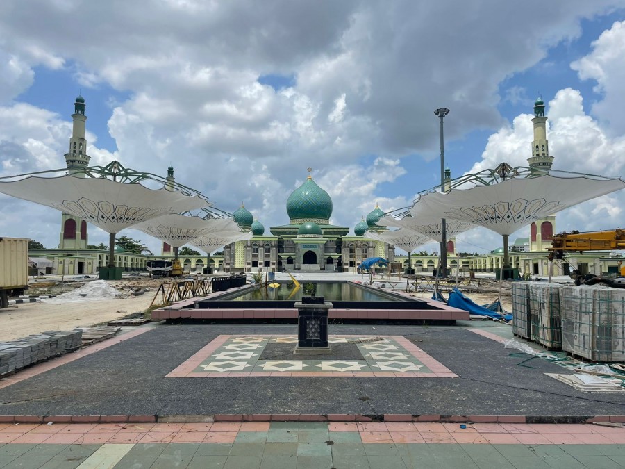 Proyek Payung Elektrik di Masjid An-Nur Tinggal Pemasangan Granit