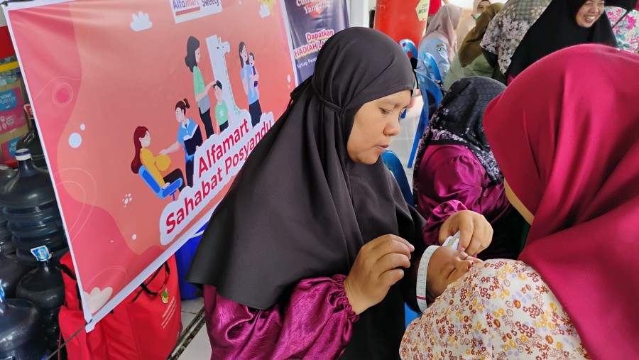 Alfamart dan Sweety Gelar Posyandu di Pekanbaru, Ratusan Balita Dapat Layanan Kesehatan