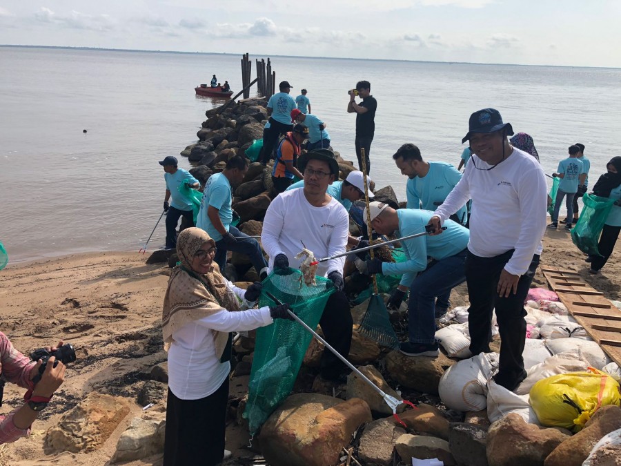 Peringati Hari Lingkungan Hidup, DLHK Riau Bersih-bersih Pantai Marina Dumai