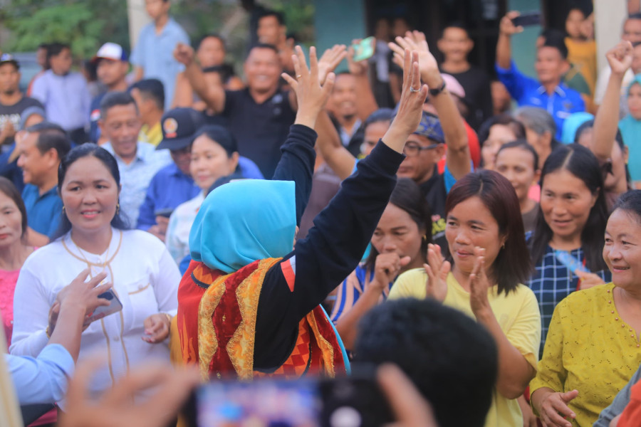 Warga Nias Tumpah Ruah ke Jalan Nari Maena, Siap Menangkan Dr Afni Jadi Bupati