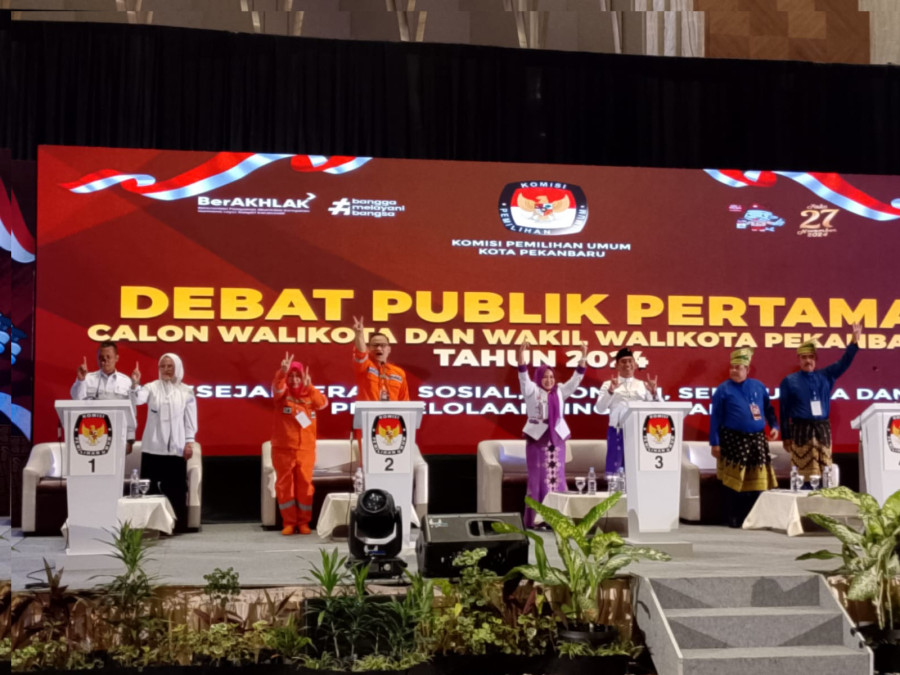 Paslon INTAN Tampil Dengan Seragam Proyek di Debat Kandidat Pilkada Pekanbaru