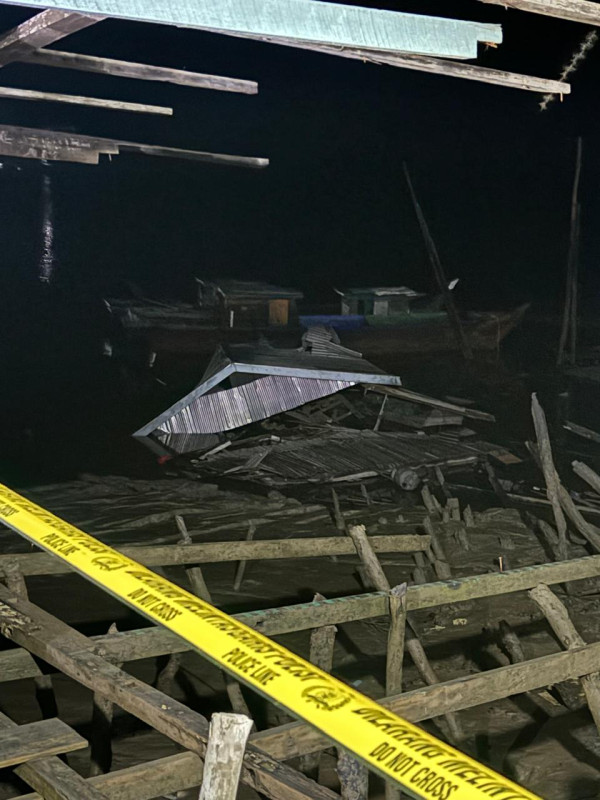 Belasan Rumah Warga Tanah Merah Inhil Terseret Longsor