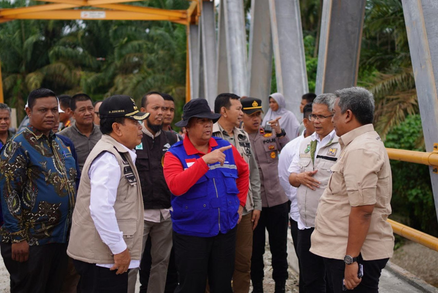 5 Tahun Mangkrak, Gubri Edy Natar Tinjau Pengerjaan Jembatan Surau Munai Rohul
