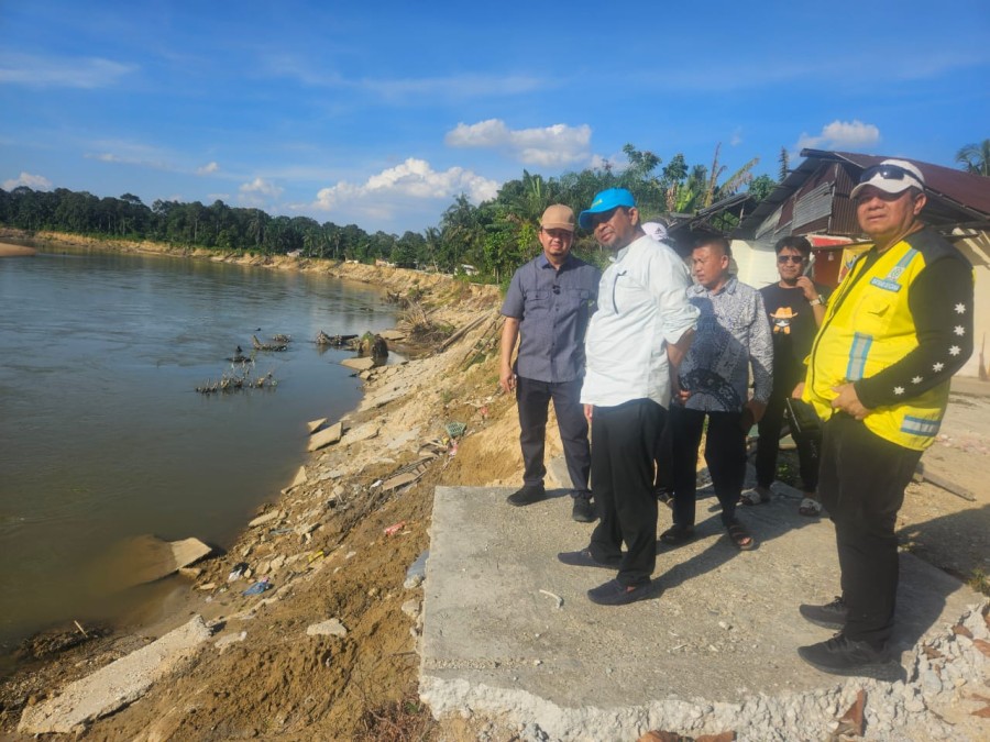 Syahrul Aidi Tinjau 11 Titik Rawan Longsor di Sepanjang Sungai Kampar Kanan