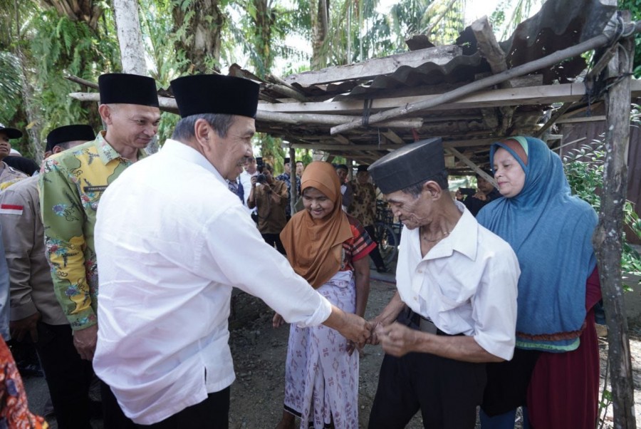 Terima Rumah Layak Huni dari Gubri Syamsuar, Waris dan Istri Menangis Bahagia