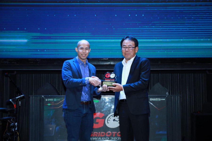 Mitsubishi Destinator Raih Predikat “Car of The Year” 2025 dari GridOto Award
