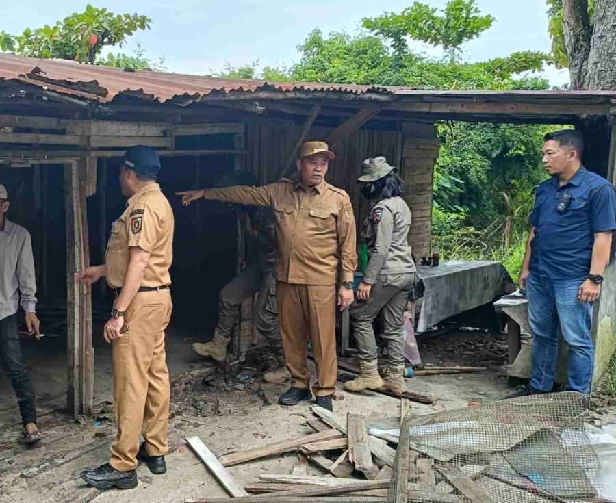 Pemko Pekanbaru Tertibkan ‘Tenda Biru’, Bongkar 22 Bangunan Liar di Jalan SM Amin