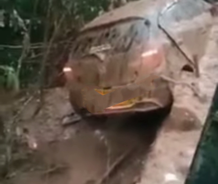 Satu Unit Mobil Tertimbun Longsor di Jalan Lintas Riau-Sumbar