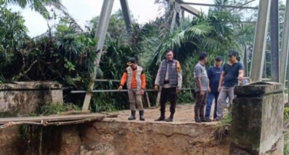 Hujan Deras Picu Longsor, Akses Empat Desa di Kuansing Terputus
