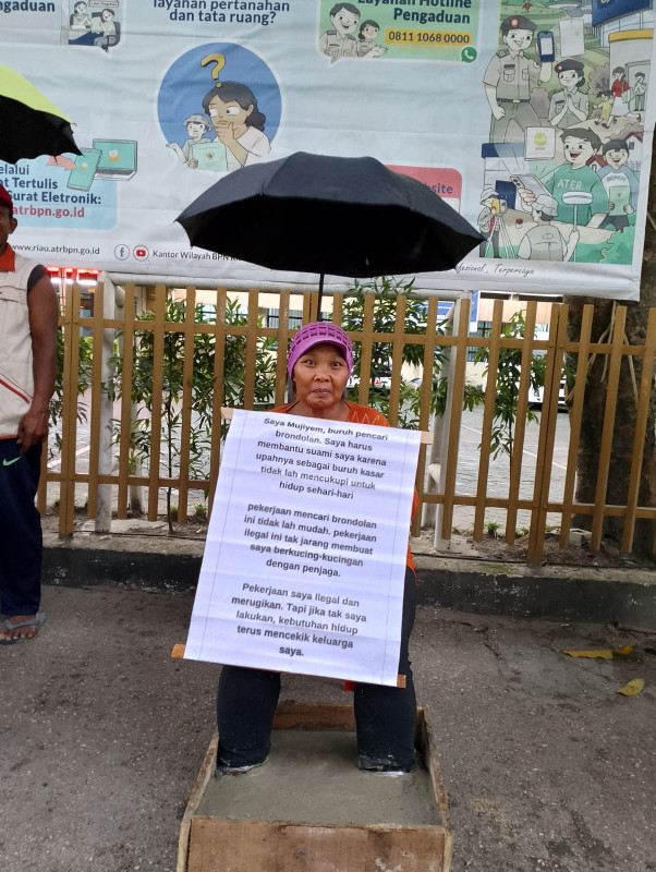 Tolak Perpanjangan HGU PT SIMP, Pendemo Almasri Lakukan Aksi Cor Kaki