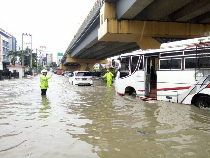 Atasi Banjir Jalan Riau, PUPR Pekanbaru Jalin Komunikasi dengan Provinsi