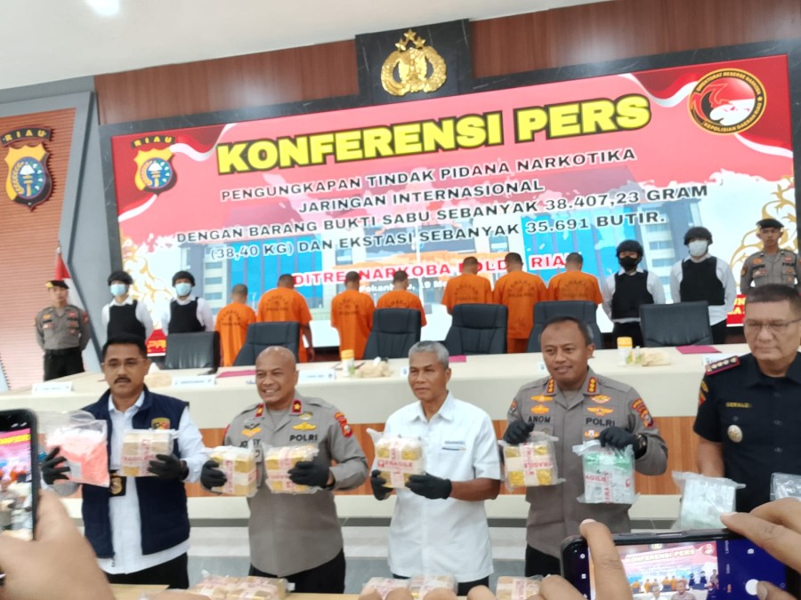 Bak Film Laga, Tim Polda Riau dan Bea Cukai Ringkus Kurir Narkotika Internasional