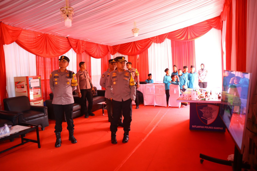 Kapolres Kampar Tinjau Pospam Nataru, Semangati Personel dan Beri Bingkisan