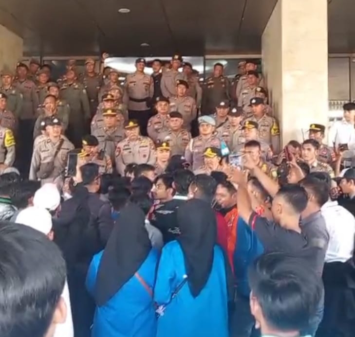 Demo Tolak Mafia Lahan Berujung Ricuh, Massa Jebol Pintu Kantor Gubri