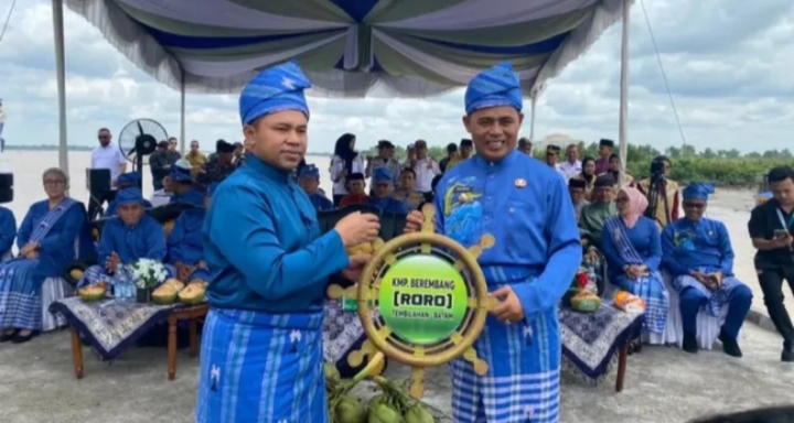 Gubernur Riau Serahkan Kapal Roro untuk Inhil, Sambungkan Tembilahan ke Batam