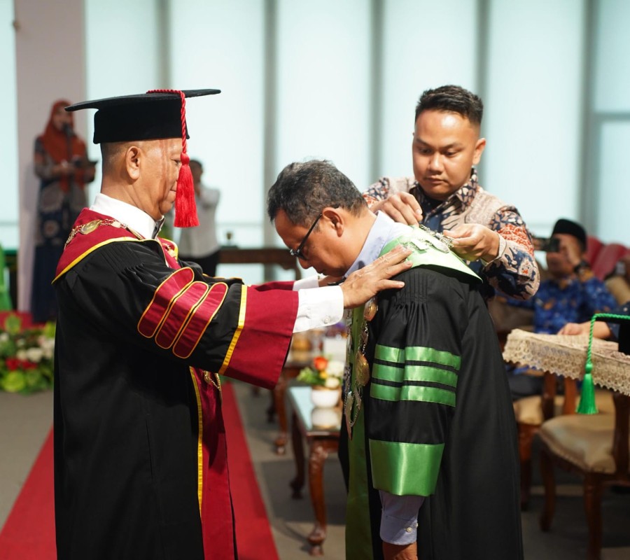 UIR Kukuhkan Prof. Dr. Fathurrahman sebagai Guru Besar Bioteknologi dan Genetika