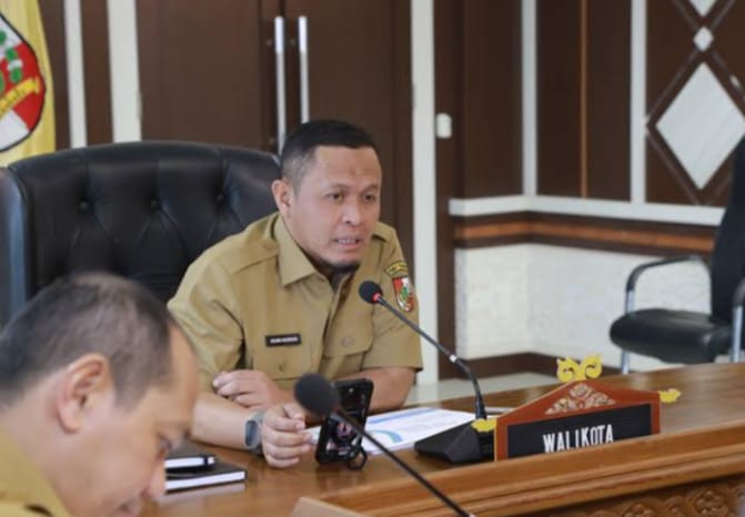 Pemko Pekanbaru Tindak Tegas Reklame Ilegal, Tiang yang Tak Diambil akan Dilelang