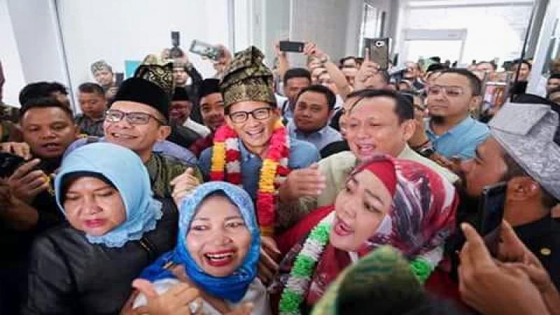Bertemu Sandiaga Uno di Pasar Panam, Ibu-ibu Minta Selfie