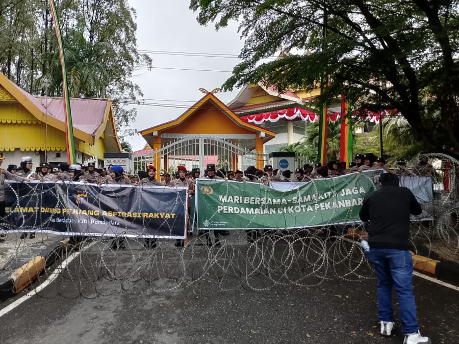 Polwan Jadi Garda Depan Amankan Ribuan Mahasiswa di DPRD Riau
