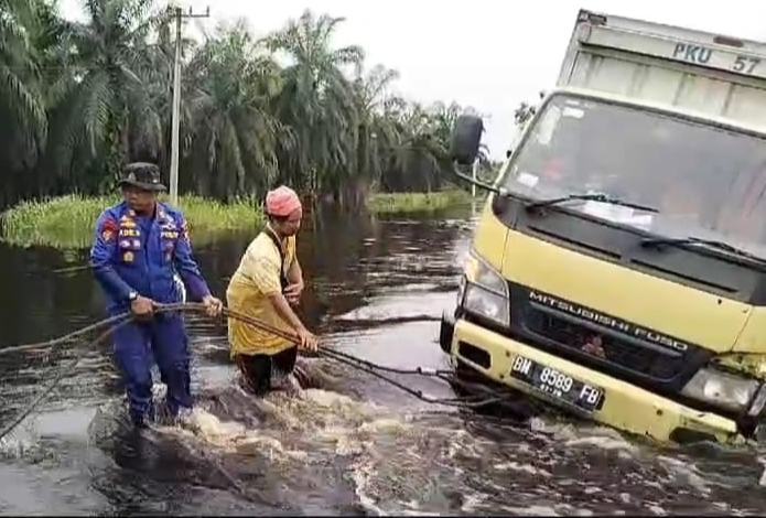 Aksi Heroik Polisi di Pelalawan, Selamatkan Truk Sembako dari Arus Deras