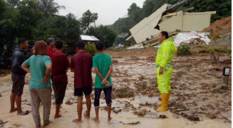 Longsor di Sijunjung, Jalur Riau-Sumbar-Jambi Lumpuh Total