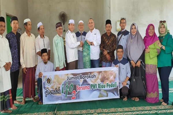 Program PWI Riau-Pondok Ijo Peduli, Ketua PWI Serahkan 16 Gulung Karpet di Masjid Al-Furqon