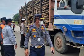 Picu Kerusakan Jalan di Inhu, Warga Air Molek Hadang Puluhan Truk ODOL