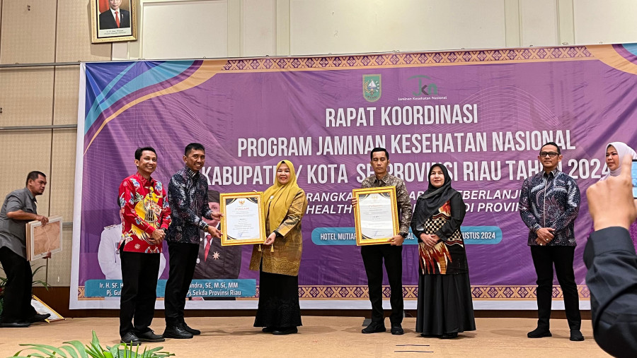 Bupati dan Kadiskes Rohil Terima Penghargaan UHC dari Gubernur Riau